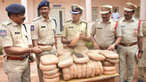 అంతర్రాష్ట్ర గంజాయి స్మగ్లర్లను అరెస్ట్ చేసిన పోలీసులు