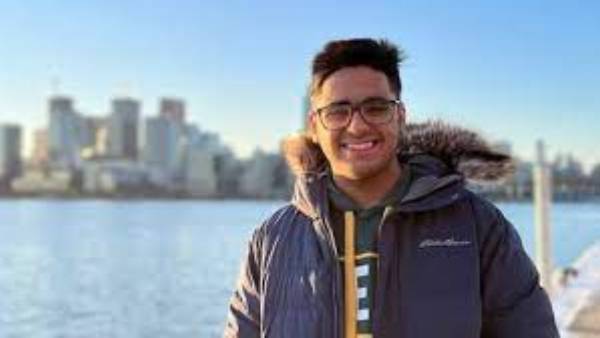  చదువుకోవడానికి కెనడా వెళ్లాడు