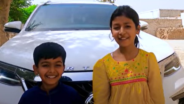 సీటు చివరన.. పిల్లో వేసుకుని మరీ