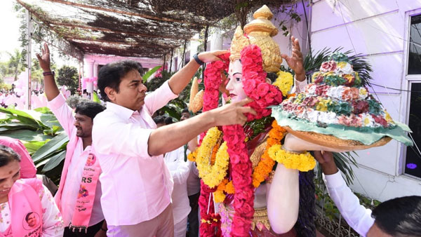 తెలంగాణా భవన్ లో టీఆర్ఎస్ జెండా ఎగురవేసిన కేటీఆర్