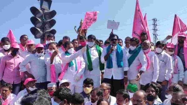 మంత్రి పువ్వాడ బలుపెక్కి, బారి తెగిస్తున్నాడు: బండి సంజయ్ ధ్వజం మంత్రి పువ్వాడ బలుపెక్కి, బారి తెగిస్తున్నాడు: బండి సంజయ్ ధ్వజం