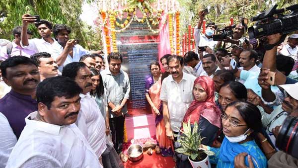 మంత్రి కేటీఆర్ పర్యటన... వరంగల్ లో భారీ ఫ్లెక్సీలు.. షాక్ ఇచ్చిన బల్దియా