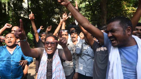 తీవ్ర రూపం దాల్చిన నిరసనలు