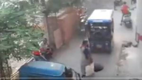 ఆటో వెనకాల మహిళ