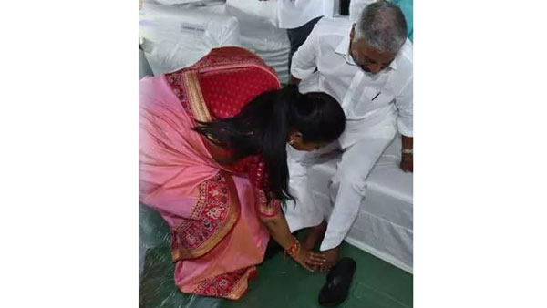 పెద్దిరెడ్డి ఆశీర్వాదం తీసుకున్న రోజా..