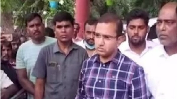 వీఆర్ఏలు బాల్స్ అందించేవారు..