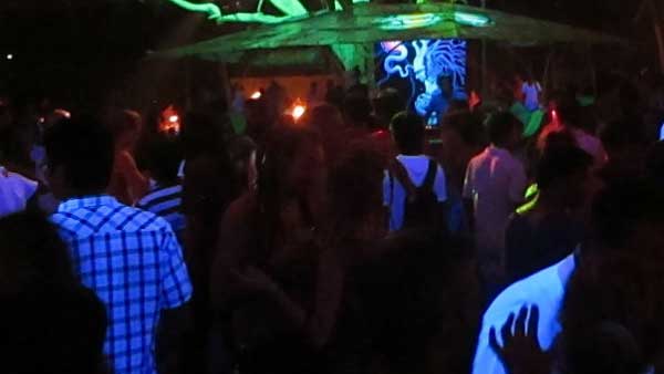 అర్దరాత్రి వరకు పార్టీలు అర్దరాత్రి వరకు పార్టీలు