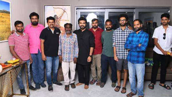 బంగారు నాణేలు ఇచ్చి సంతోషం పంచుకున్న రాంచరణ్