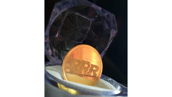 ఆర్ఆర్ఆర్ టీంకు గోల్డ్ కాయిన్స్ గిఫ్గ్‌గా ఇచ్చిన రాంచరణ్ 