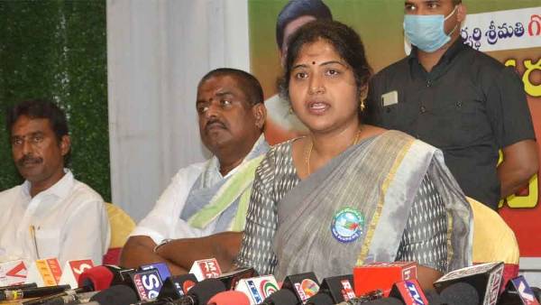 పాదయాత్ర కు నో బ్రేక్ అన్న రాణి రుద్రమ పాదయాత్ర కు నో బ్రేక్ అన్న రాణి రుద్రమ