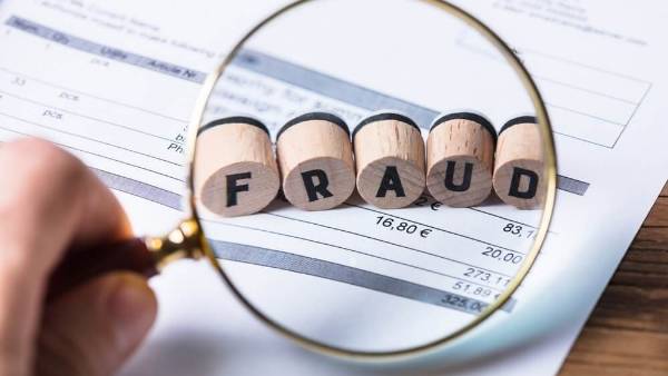  అధికారుల దగ్గర అమాయకుడు