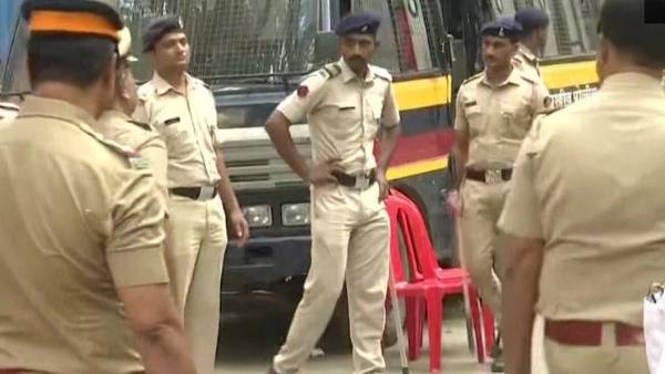 shivsena workers protest at mp navneet kaurs residence after her comments on cm uddhav