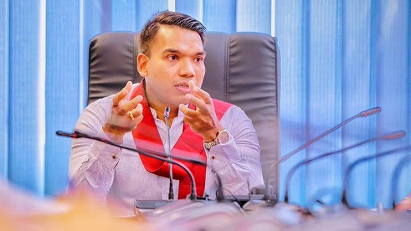 Sri Lankas cabinet resigned, Mahinda Rajapaksa will continue to remain Prime Minister. Sri Lankas cabinet resigned, Mahinda Rajapaksa will continue to remain Prime Minister.