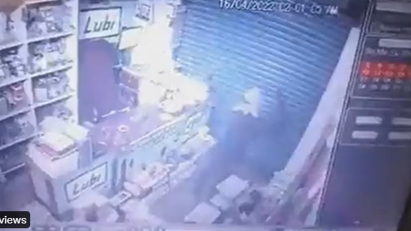 దొంగ కోసం గాలిస్తున్న పోలీసులు 