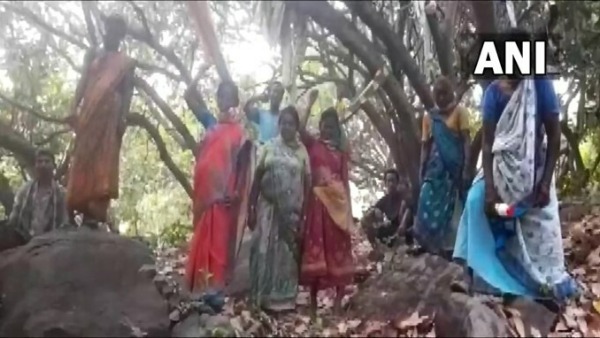 జీడి మామిడి తోటలను తొలగించి గ్రానైట్ కంపెనీకి కట్టబెడుతున్నారని ఆందోళన 