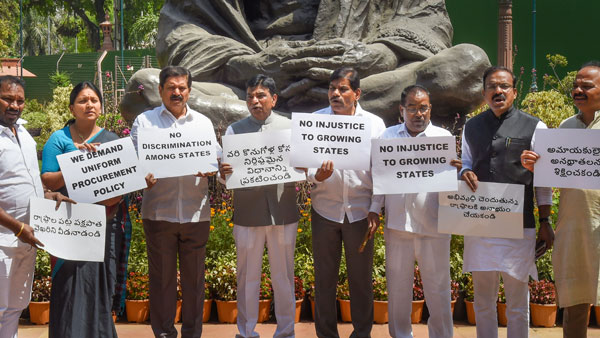 టీఆర్ఎస్ ఎంపీలు వాకౌట్‌..