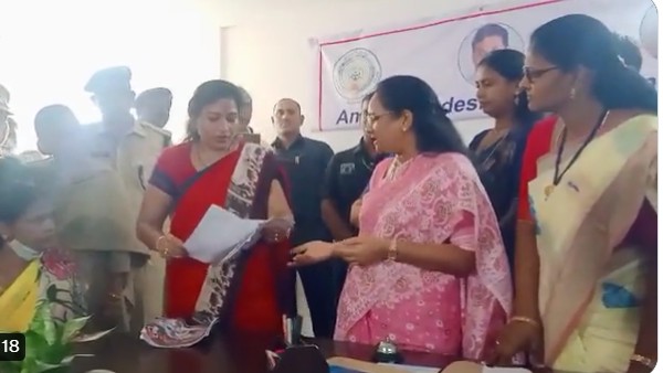 చర్యలు తప్పవన్న వాసిరెడ్డి వద్మ చర్యలు తప్పవన్న వాసిరెడ్డి వద్మ