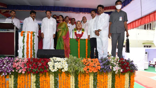  అమలయ్యే హామీలే ఇవ్వాలన్న వెంకయ్య