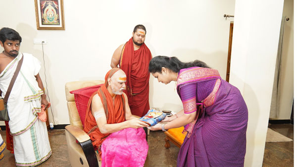 Minister Vidadala Rajini visits Visakha Sarada Peetam and taken blessings from Swaroopanandendra