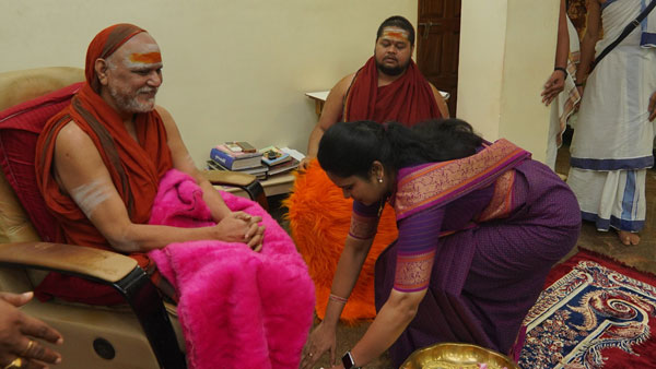 Minister Vidadala Rajini visits Visakha Sarada Peetam and taken blessings from Swaroopanandendra