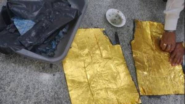  బుర్కాలో బంగారం