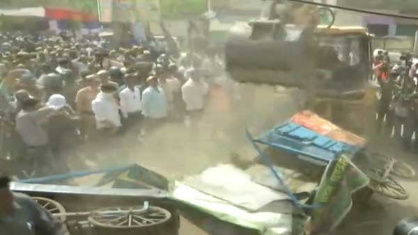 North Delhi Municipal Corporation conducts anti-encroachment drive in Jahangirpuri in Delhi, lead to Protests North Delhi Municipal Corporation conducts anti-encroachment drive in Jahangirpuri in Delhi, lead to Protests