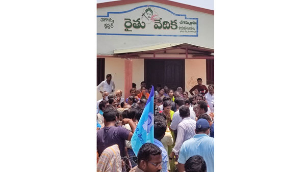 మోడీ రాష్ట్రానికి వస్తే పిల్లిని చూసిన ఎలుక దాక్కున్నట్టు కేసీఆర్ తీరు