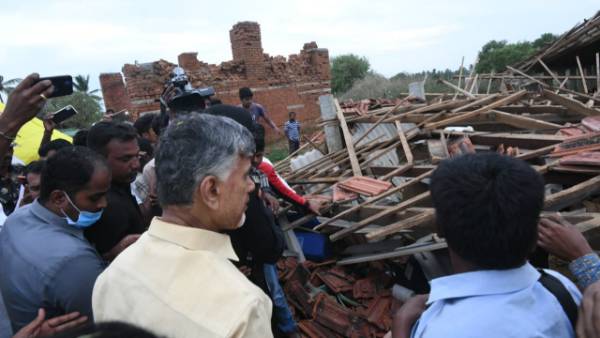 లేని రోడ్డులో అక్రమాలంటూ నాపై కేసులు పెట్టారు: చంద్రబాబు