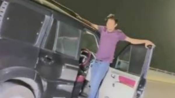 కారుపై యువకుడి ఫీట్