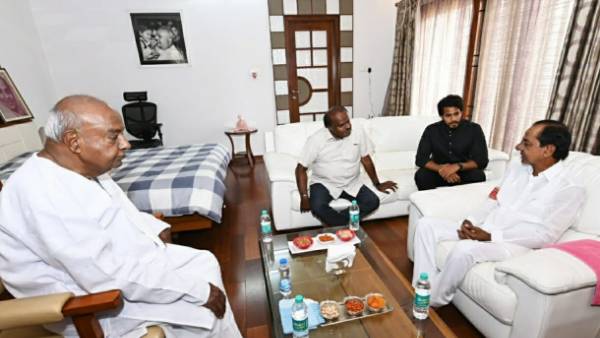 మాజీ ప్రధాని, మాజీ సీఎంలతో కేసీఆర్ కీలక భేటీ