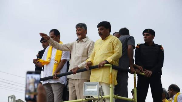 చంద్రబాబు పర్యటనలో కనిపించని కేఈ కుటుంబం .. రీజన్ ఇదే చంద్రబాబు పర్యటనలో కనిపించని కేఈ కుటుంబం .. రీజన్ ఇదే