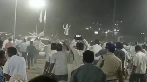 తిరిగి వెళ్తుండగా మంత్రి మల్లారెడ్డి వాహనంపైనా కుర్చీలు, రాళ్ల దాడి