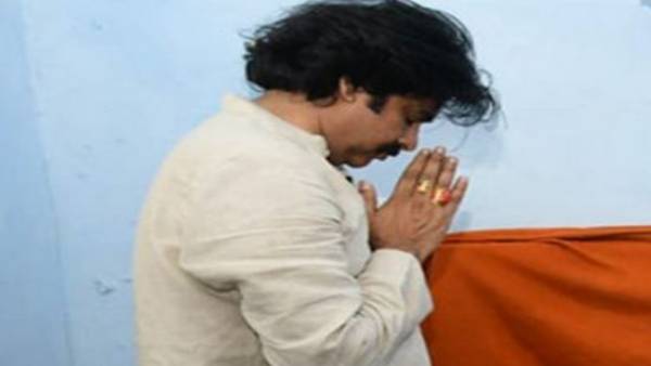 ప్రత్యేక ఆకర్షణగా.. పవన్ కళ్యాణ్ చేతికి రెండు ఉంగరాలు