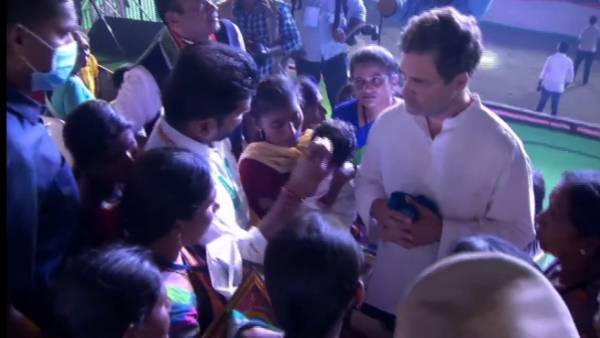 తెలంగాణను దోచుకున్న వ్యక్తితో పొత్తా? బీజేపీ రిమోట్ సర్కారు: రాహుల్ తెలంగాణను దోచుకున్న వ్యక్తితో పొత్తా? బీజేపీ రిమోట్ సర్కారు: రాహుల్