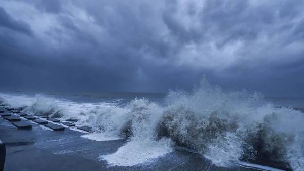 తుఫానుగా వాయుగుండం.. ఏపీ తీరాన్ని తాకి..