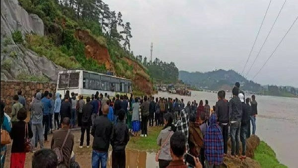 ఉప్పొంగి ప్రవహిస్తున్న నదులు, ఆందోళనలో ప్రజలు