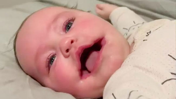 నవ్వుతున్న పాపను చూసి అయోమయంలో తల్లిదండ్రులు