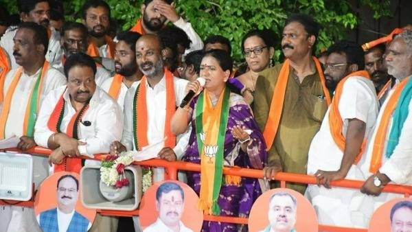 గిరిజనులను పట్టించుకోని మూర్ఖుడు కేసీఆర్.. అడవి బిడ్డల సంక్షేమాన్ని గాలికొదిలేసారన్న బండి