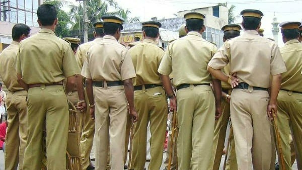 పోలీసుల ఎంట్రీతో షాక్ పోలీసుల ఎంట్రీతో షాక్