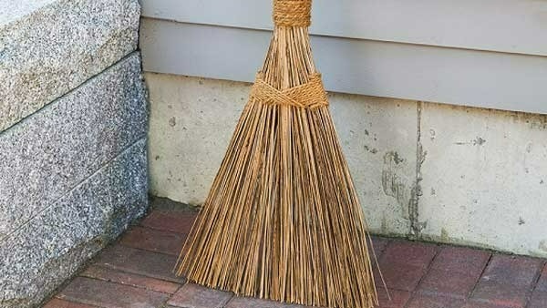 చీపురును తొక్కకూడదు 