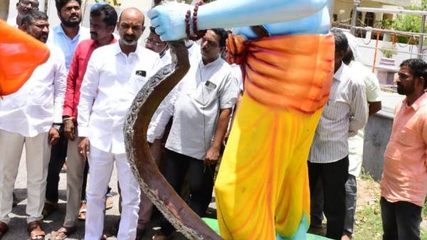 తెలంగాణను దివాళా తీయించిన టీఆర్ఎస్..సక్రమంగా జీతాలిచ్చే పరిస్థితి లేదన్న బీజేపి ఛీఫ్ తెలంగాణను దివాళా తీయించిన టీఆర్ఎస్..సక్రమంగా జీతాలిచ్చే పరిస్థితి లేదన్న బీజేపి ఛీఫ్