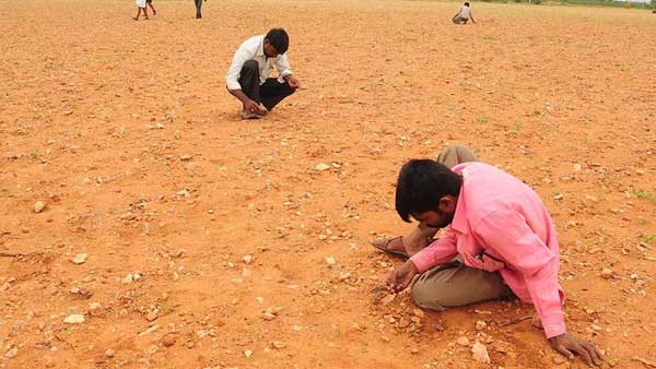 స్థానికులే కాదు, ఇతర ప్రాంతాల నుండి వజ్రాల కోసం అన్వేషణ