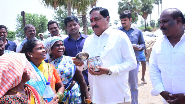 ధాన్యాన్ని తీసుకెళ్లేందుకు లారీలు రావట్లేదు