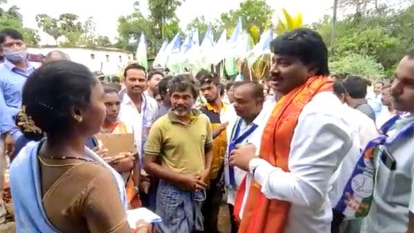 సంక్షేమంపై నిలదీస్తున్న ప్రజలు సంక్షేమంపై నిలదీస్తున్న ప్రజలు