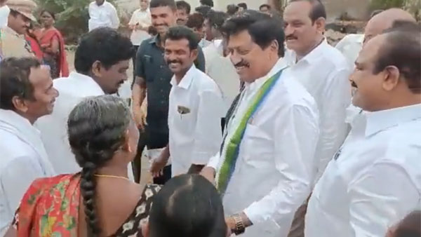 గడప గడపకూ ప్రభుత్వం అనుకున్నంత సక్సెస్ కాకపోవటమే బస్సు యాత్రకు కారణమా? గడప గడపకూ ప్రభుత్వం అనుకున్నంత సక్సెస్ కాకపోవటమే బస్సు యాత్రకు కారణమా?