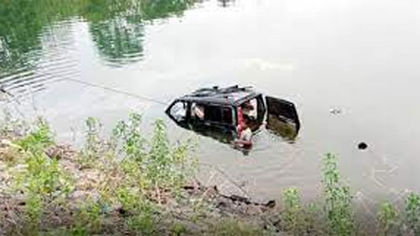 జలాశయం నుండి క్రేన్ తో వాహనం బయటకు.. 300కిలోల గంజాయి సీజ్