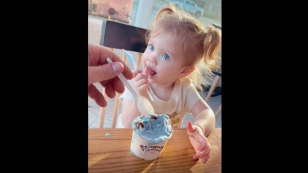 ఐస్ క్రీమ్ తీసుకున్న డ్యాడీ ఐస్ క్రీమ్ తీసుకున్న డ్యాడీ