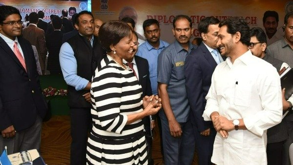 కీలక నేతలంతా ఒకే వేదికపై
