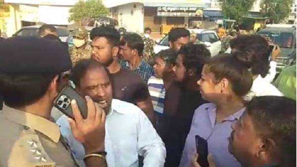  కేసీఆర్, కేటీఆర్‌పై విమర్శలు