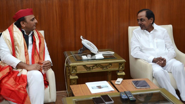 అఖిలేష్ యాదవ్‍‌తో కేసీఆర్ కీలక భేటీ.. తాజా రాజకీయాలపై చర్చ